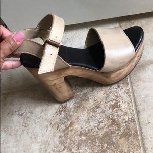 Nude wooden platforms